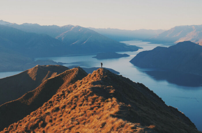neuseeland-work-and-travel-mensch-auf-berg