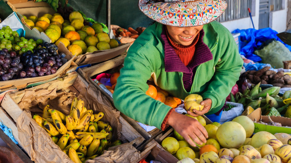 Frau in Peru am Markt verkauft Obst