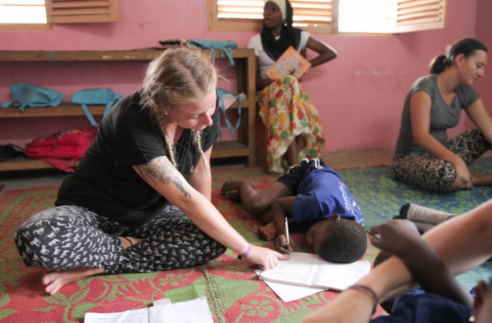 Sozialarbeit-mit-Kindern, Freiwilligenarbeit, Kinder, Sansibar, Unterrichten