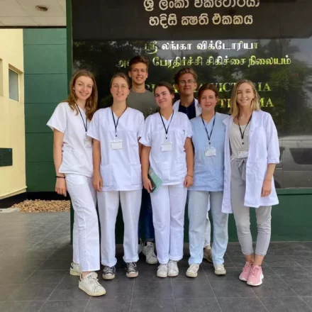 ChatGPT: Medizinstudierende posieren vor Krankenhausgebäude während Praktikum in Sri Lanka