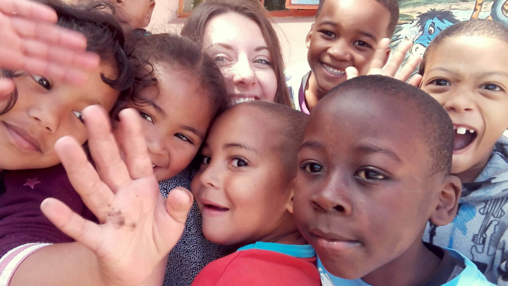 suedafrika-sozialarbeit-kindergruppe-teilnehmerin-versteckt