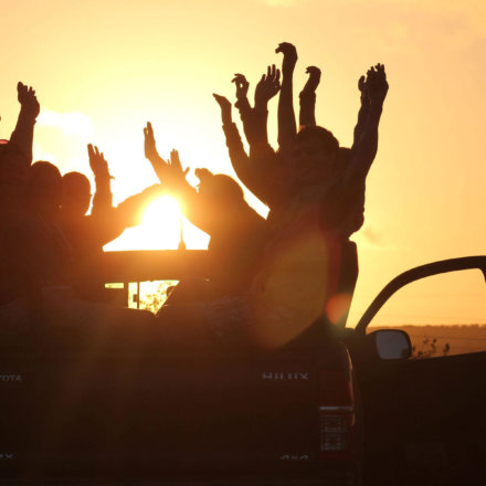 suedafrika-wildlife-greater-krueger-premium-jeep-sonnenuntergang-teilnehmer-jubeln