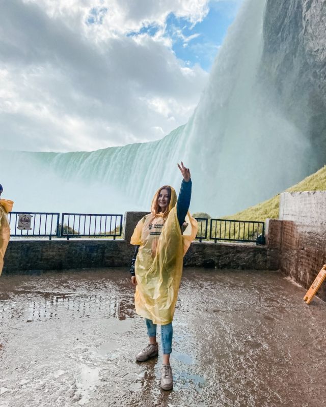 Was für Luisa bei ihrem #WorkAndTravel Abenteuer in Kanada nicht fehlen durfte: Im Regenponcho unter den Niagara Falls an der Grenze zwischen den USA und dem kanadischen Ontario zu stehen ✌🏼 Welche Fragen habt ihr zum Thema Work & Travel in Kanada? 👇🏼
.
.
.
.
.
.
.
.
.
.
.
#workandtravel #travelbug #travellife #workandtravelkanada #wanderlust #passionpassport #workandtravelcanada #nomadgirls #volunteer #volunteerwork #volunteering #volunteerabroad #niagarafalls #ontario
#auslandsjahr #freiwilligenarbeit #wayers