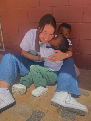 Willst du einen Unterschied machen und gleichzeitig verreisen? 🙌🏼 Beim Social Care Projekt in Südafrika bestehen deine Aufgaben darin, die Erzieher und Lehrkräfte zu unterstützen. Bei Aufgaben wie Spielen, Basteln, Singen und Tanzen aber auch bei der Essenszubereitung. 

Hast du Lust einen positiven Impact zu hinterlassen & dazu noch Südafrika zu bereisen? Dann let’s go 👉🏼
•
•
•
•
•
#südafrika #gordonsbay #socialcare #sozialarbeit #volunteer #volunteering #volunteerwork #volunteerabroad #volunteerlove