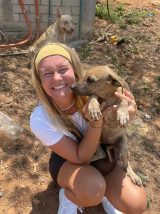 Die liebe @dariajos war mit uns in Mexiko im Straßenhunde Projekt 🇲🇽 

Im Dog Shelter leben aktuell 65 Hunde, alle mit schwerem Schicksal. Deine Aufgaben bestehen darin, bei der Fütterung und Futterzubereitung zu helfen, die Reinigung der Gehege & auch mal mit den Hunden spazieren zu gehen 🐕 

In deiner Freizeit nach dem Projekt hast du Zeit, Puerto Escondido zu erkunden: Surfen, Kayaken, Strand & vieles mehr! Keine Sorge vor Sprachbarrieren - durch den Spanisch Unterricht den du parallel zu deinem Projekt machst lernst du dich schnell zu verständigen 🙌🏼

Wer hat Bock was Gutes zu tun & sich für Straßenhunde in Mexiko einzusetzen? 👇🏼
•
•
•
•
#mexiko #puertoescondido #volunteer #volunteering #volunteerabroad #volunteerwork #volunteerlife #volunteermexiko #travellife #hunde #straßenhunde