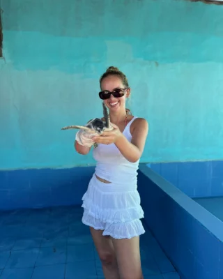 👉🏼 Was sind eigentlich die Aufgaben im Meeresschildkröten Projekt auf Bali ? 

Die Schildis sind leider sehr vielen Bedrohungen ausgesetzt: Massentourismus, Klimaerwährmung, Plastikmüll etc. 👉🏼 Im Projekt hilfst du dabei, den Lebensraum der Schildis zu schützen, dazu gehört der Schutz der Eier, die Pflege der frisch geschlüpften Schildkröten & die Versorgung der verletzten Tiere.

Du hilfst aber auch bei der Futterherstellung und beim Beach Cleaning 🌊 

Hast du noch mehr Fragen zum Projekt? 👇🏼
•
•
•
•
•
#bali #meeresschildkröten #volunteer #volunteerbali #volunteering #volunteerlife #schildkröten #volunteerindonesia #freiwilligenarbeit #gutestun