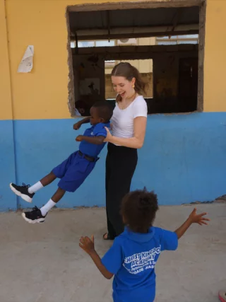 Ein kleiner Einblick in unser Social Care Projekt in Ghana🇬🇭 

Im Projekt hilfst du als Volunteer dabei, die Lehrkräfte zu unterstützen. In vielen Schulen Ghanas gibt es zu wenig Lehrkräfte - Du kannst im Unterricht aushelfen und teils auch den Unterricht selber gestalten & bei den Hausaufgaben supporten 🙌🏼

Kannst du dir vorstellen, hier Freiwilligenarbeit zu leisten? 👇🏼
•
•
•
•
•
•
#ghana #afrika #volunteeringghana #volunteerwork #volunteerabroad #socialcare #volunteer #freiwillingenarbeit #gapyear
