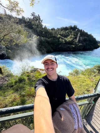 In 5 Selfies durch Neuseeland 🇳🇿🙌🏼 @julian_tomann ist aktuell mit uns in Neuseeland unterwegs & bereist mit dem Camper die Nord- und Südinsel! 

Hast du Fragen an Julian? Schreib diese gerne in die Kommentare 👇🏼
•
•
•
•
•
•
•
#neuseeland #workandtravel #workingholidayvisa #workingholidaynz #reisen #campervan #neuseelandtravel