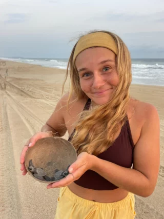 Die liebe @dariajos war im Meeresschildkröten Projekt in Mexiko dabei, als die Baby Schildis ins Meer gelassen wurden und hat uns diese süßen Bilder geschickt 😎🇲🇽

Wer wäre auch gerne dabei gewesen? 👇🏼
•
•
•
•
#meeresschildkröten #turtles #mexiko #puertoescondido #volunteer #volunteering #volunteerabroad #volunteerlife #gapyear