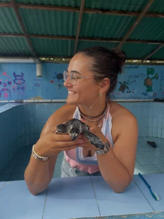 Schildkröten sauber machen? Gehört hier einfach dazu! 🐢🙌🏼

Im Meeresschildkröten-Projekt auf Bali packen Volunteers überall mit an – beim Pflegen, Füttern und beim Schutz der Nester. Das Ziel: Die Tiere gesund zurück ins Meer zu begleiten und ihren natürlichen Lebensraum zu bewahren.
 
Schon mal darüber nachgedacht, selbst Teil eines solchen Projekts zu werden? Schreib’s in die Kommentare! 👇🏼

Disclaimer: Wenn die Schildkröten mit bloßen Händen angefasst werden, wir vorher Sorge getragen, dass die Hände gründlich gesäubert sind.
•
•
•
•
#schildkröten #freiwilligenarbeit #schildkrötenprojekt #volunteering #volunteer #wayers #turtlelove #volunteeringabroad