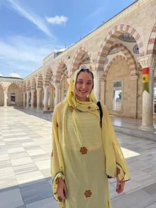 Hier seht ihr die National Moschee in Ghana 🇬🇭 Unsere Volunteers haben an ihrem freien Tag die zweitgrößte Moschee Westafrikas angeschaut und so etwas über die Kultur gelernt.

Warst du schon mal in Ghana? 👇🏼
•
•
•
•
•
#ghana #volunteering #volunteerghana #ghanavolunteer #volunteerabroad #gapyear #reisen #travel #freiwilligenarbeit #ghanatravel