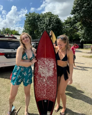 Melina hat uns ein paar mega schöne Fotos von ihrer Zeit im Surfcamp auf Bali und Schildkrötenprojekt auf Lombok geschickt 🌴 Auf Bali, Nusa Penida und Lombok kannst du neben deinem Projekt extrem viel sehen und hast super viele Möglichkeiten, deine Freizeit zu gestalten 🏄🏼‍♀️ 
.
.
.
.
.
.
.
#bali #nusapenida #lombok #turtlehatching #auslandsjahr #thebalibible #freiwilligenarbeit #surfcamp #volunteering