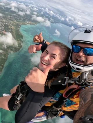 Volunteering unter der Woche. Fallschirmsprung am Wochenende. Leben on point ✈️ Wer springt mit? 👇🏼
•
•
•
•
•
#sansibar #volunteering #gapyear #fallschirmsprung #volunteering