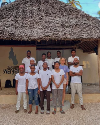 So sieht’s im wayers Home an der Ostküste Sansibars aus 🌴 Das ist also der Ort, wo du während deiner Freiwilligenarbeit bleibst, und wo du mit den anderen Teilnehmern zu einer richtigen Familie zusammenwächst. Welche Fragen hast du zur Unterbringung auf Sansibar? 👇🏼
.
.
.
.
.
.
#wayers #wayershome #volunteerhome #volunteering #freiwilligenarbeit