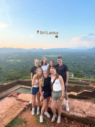 Photo dump 📸 Sophia aus unserem Sales Team war nicht nur bei den Volunteering Projekten in Sri Lanka, sondern hat auch die Triangle Tour mitgemacht und die Fotos und Videos mit uns geteilt 😍 hier sind ihre highlights! 

Markiere jemanden, mit dem du auch schon lange mal nach Sri Lanka wolltest 👇🏼

#srilanka #srilankatravel #gruppenreise