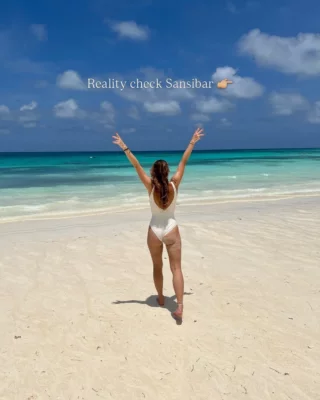 🚨REALITY CHECK 👉🏼 Bild 1 & 3: Das ist Sansibar. Bild 2 & 4: Auch das ist Sansibar. Auf Social Media sehen wir meist nur die schönen Seiten eines Ortes. Wer will schon ein Bild von sich posten, in dem er im Müll steht? Das führt allerdings dazu, dass Viele eine unrealistische Erwartungshaltung an ein Land haben. Dass Sansibar zum Beispiel einzig und allein aus kristallklarem Wasser uns Traumstränden besteht.

Die schönen, und die weniger schönen Seiten existieren gleichermaßen. Wir wollen realistische Einblicke geben. Was / wo war euer größter Realitätsschock bisher?👇🏼
.
.
.
.
.
.
.
#sansibar #expectationvsreality #volunteering #gapyear