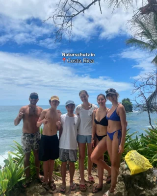 Auszeit im Paradies und dabei helfen, das Paradies zu bewahren 🌴 in Puerto Viejo kämpft ihr unter anderem gegen das Plastikmüllproblem und arbeitet mit Recyclingmaschinen, um Müll in nützliche Utensilien zu verwandeln. Markiere jemanden, der mit dir nach Costa Rica muss 👇🏼
.
.
.
.
.
.
.
#costarica #recycling #puertoviejo #limon #freiwilligenarbeir
