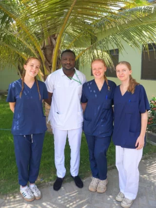 Im Medizin Projekt Ghana arbeitest du in verschiedenen Abteilungen des Krankenhauses & kannst bei den verschiedensten Behandlungen assistieren. Teilweise dürfen die Volunteers auch eigene Aufgaben übernehmen 🙌🏼 

Wusstest du, dass du deine Zeit im Medzin-Projekt auch als Pflegepraktikum oder Famulatur anerkennen lassen kannst? 😎

👉🏼 Sende den Beitrag an jemanden, für den das interessant wäre!
•
•
•
•
•
•
#ghana #volunteer #volunteering #freiwilligenarbeit #famulatur