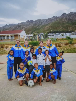 Marilena hat uns letzte Woche ihre Lieblingsbilder aus dem Social Care Projekt in Gordons Bay, Südafrika geschickt 😍

Vor Ort kannst du zum Beispiel im Sportprojekt die Entwicklung der Kinder aus dem Township fördern und gleichzeitig die Menschen und Kultur vor Ort richtig kennen lernen! 🇿🇦 

Hast du Fragen zum Projekt? Dann stell sie uns in den Kommentaren 👇🏼

#volunteering #socialcare #sportprojekt #sozialearbeit