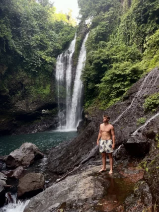 Bei der Way Changer Reise Bali lernt ihr nicht nur die Insel in all ihren Facetten, sondern auch euch selbst besser kennen 🌴 

Die Gruppe besteht in der Regel aus Solo-Reisenden, was es einfach macht, sich selbst genauso zu zeigen, wie man ist. In kurzer Zeit schließt man so krasse und tiefe Freundschaften wie sonst kaum irgendwo 🫶🏼 Ein deutschsprachiger Persönlichkeitscoach gibt euch dabei täglich neue Anstöße.

Alle Infos zum nächsten Bali Trip findest du auf unserer Website (link in Bio) ✌🏼

#bali #balidaily #balitrip #gruppenreise #mentalegesundheit