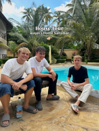 Max ist gerade vor Ort in Sansibar und wohnt während seiner Zeit im Fußballprojekt im wayers Home an der Ostküste Sansibar und zeigt euch das wayers Home vor Ort 🌴 

Die Bilder mit rechteckigem Pool (Slide 3 und 6) sind aus dem wayers Home ab der Südküste. Der Rest ist von Max aus dem wayers Home an der Ostküste 🌊 

Hier lebt ihr zusammen mit den anderen Volunteers und findet neue Freunde ab Tag 1! Habt ihr Fragen an Max? Dann droppt sie in die Kommentare👇🏼

#freiwilligenarbeit #sansibar #volunteering #zanzibar