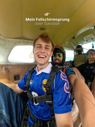 Absoluter bucket list Moment! 🪂 Max hat sich während der Zeit im Fußballprojekt einen Traum erfüllt und ist aus einem fliegenden Flugzeug gesprungen ✈️ Das coole ist, dass man von da oben wirklich ganz Sansibar sehen kann 🏝️ 

Würdest du dich das auch trauen oder hast vielleicht irgendwo schon mal einen Skydive gemacht?👇🏼

#skydive #fallschirmsprung #sansibar #zanzibar #volunteering