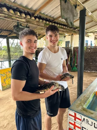 Vormittags im Projekt mit anpacken, nachmittags surfen 🏄‍♂️ - perfekte work life balance auf Sri Lanka 🌴 Mit anderen Volunteers wohnst du in Strandnähe und kannst auch in deiner Freizeit jede Menge erleben 🌊 

Markiere jemanden, der mit dir nach Sri Lanka reisen muss 👇🏼

#srilanka #volunteering #turtlehatching #schildkröten #unawatuna