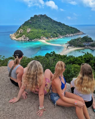 Wer war schon mal auf Koh Tao und fand’s auch so toll? 🌊🐠 Aber warum bei einer Insel bleiben? Zum Beispiel kannst du mit der Thailand Island Vibes Tour in 16 Tagen von Bangkok über den Dschungel von Khao Sok bis zu den schönsten Stränden Thailands reisen. Floßhaus-Übernachtungen, Schnorcheln, Feuershows und Beach Vibes – alles in einer Reise, mit einer internationalen Crew.

Ready für dein Insel-Abenteuer? Schreib’s in die Kommentare! 👇🏼
•
•
•
•
•
#kohtao #thailand #inselhopping #travelthailand