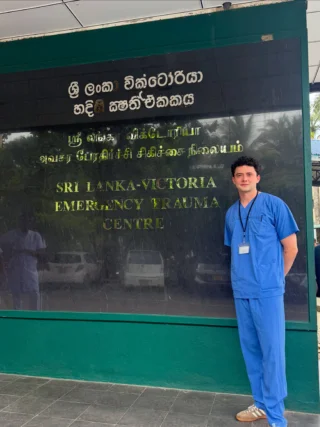 Medizin-Student @matthias_manke war vor Kurzem mit uns im Medizin-Projekt auf Sri Lanka und hat im Krankenhaus auf verschiedenen Stationen (sogar einmal im Not-OP) ausgeholfen 🩺 

Während du dir bei diesem Projekt deine Zeit vor Ort für dein Studium (Pflegepraktikum oder Famulatur) anrechnen lassen kannst, gibt‘s währenddessen in der Freizeit natürlich noch super viel zu erleben. Matthias war zum Beispiel super gerne surfen, hat Yoga mitgemacht und ist im Yala Nationalpark auf Safari gegangen 🐘

In Sri Lanka wohnst du im wayers Home mit anderen Volunteers und hast so direkt neue Freunde ab Tag 1 🙌🏻

Habt ihr Fragen zum Medizin-Projekt auf Sri Lanka?👇🏼 

#srilanka #unawatuna #medstudent #medizinstudent #volunteering