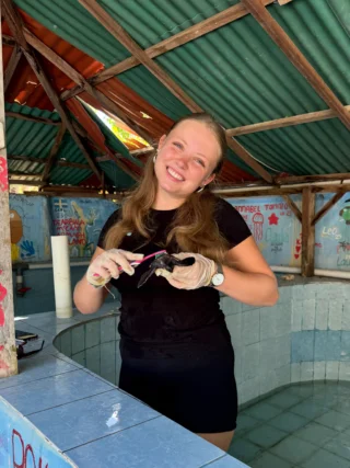 🐢 Laura und Viktoria geben euch Einblicke, wie so ein typischer Tag im Schildkrötenprojekt auf Nusa Penida aussieht und wo man hier alles anpacken kann 🙌🏻

Hast du Fragen zum Projekt? Dann stell sie und in den Kommentaren👇🏼

#schildkröten #volunteering #freiwilligenarbeit #nusapenida #bali